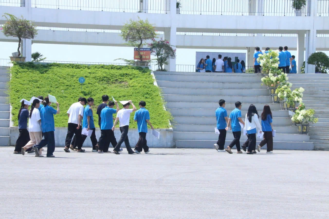 Điểm Toán giảm mạnh khi thi lại: Cảnh báo và đường ra