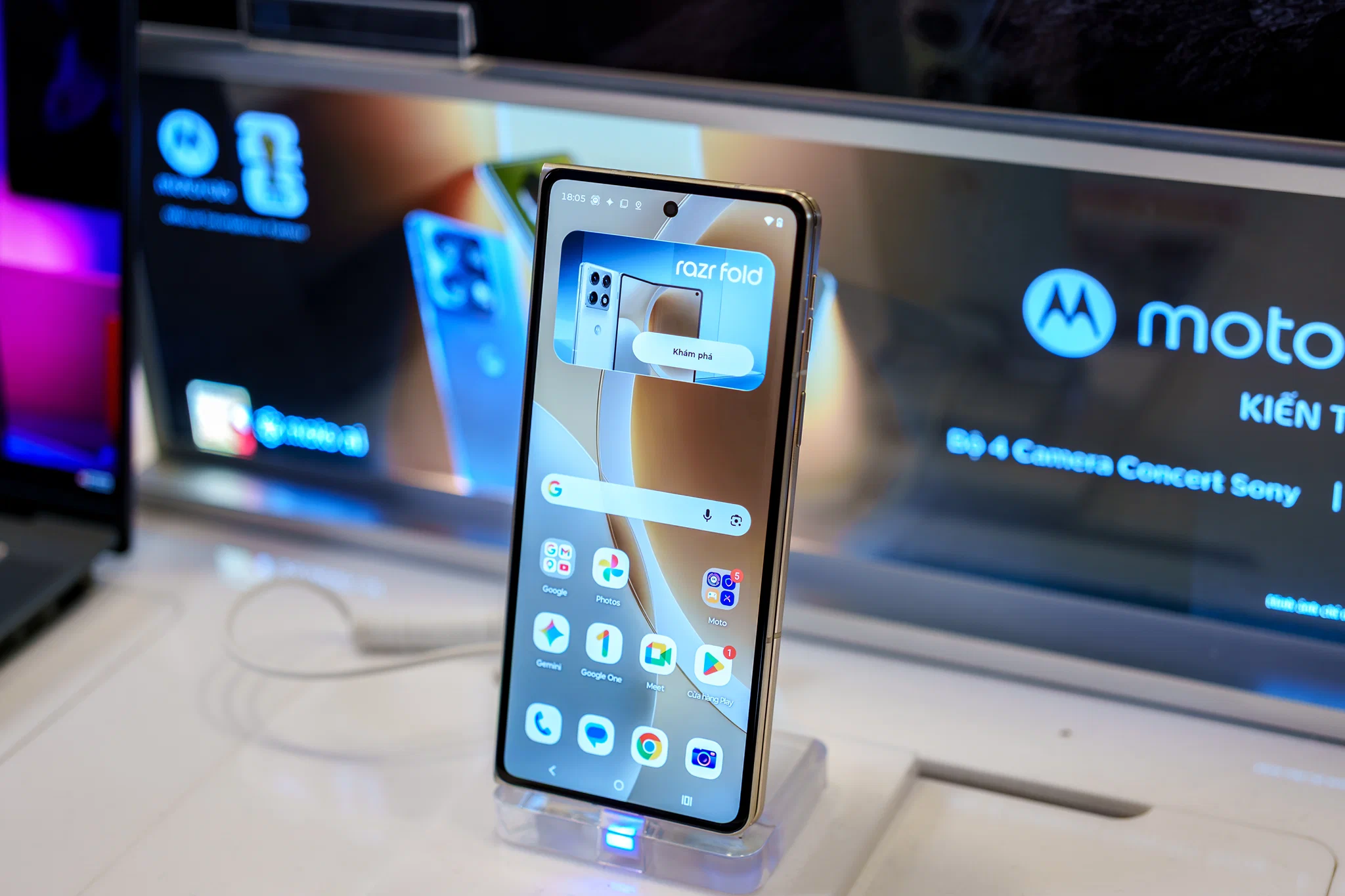 Motorola razr fold ra mắt: smartphone gập đáng nâng cấp nhất?