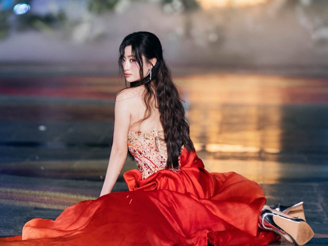 Cú ngã trên sàn catwalk Miss World: Khi chuyên nghiệp định nghĩa lại sự cố