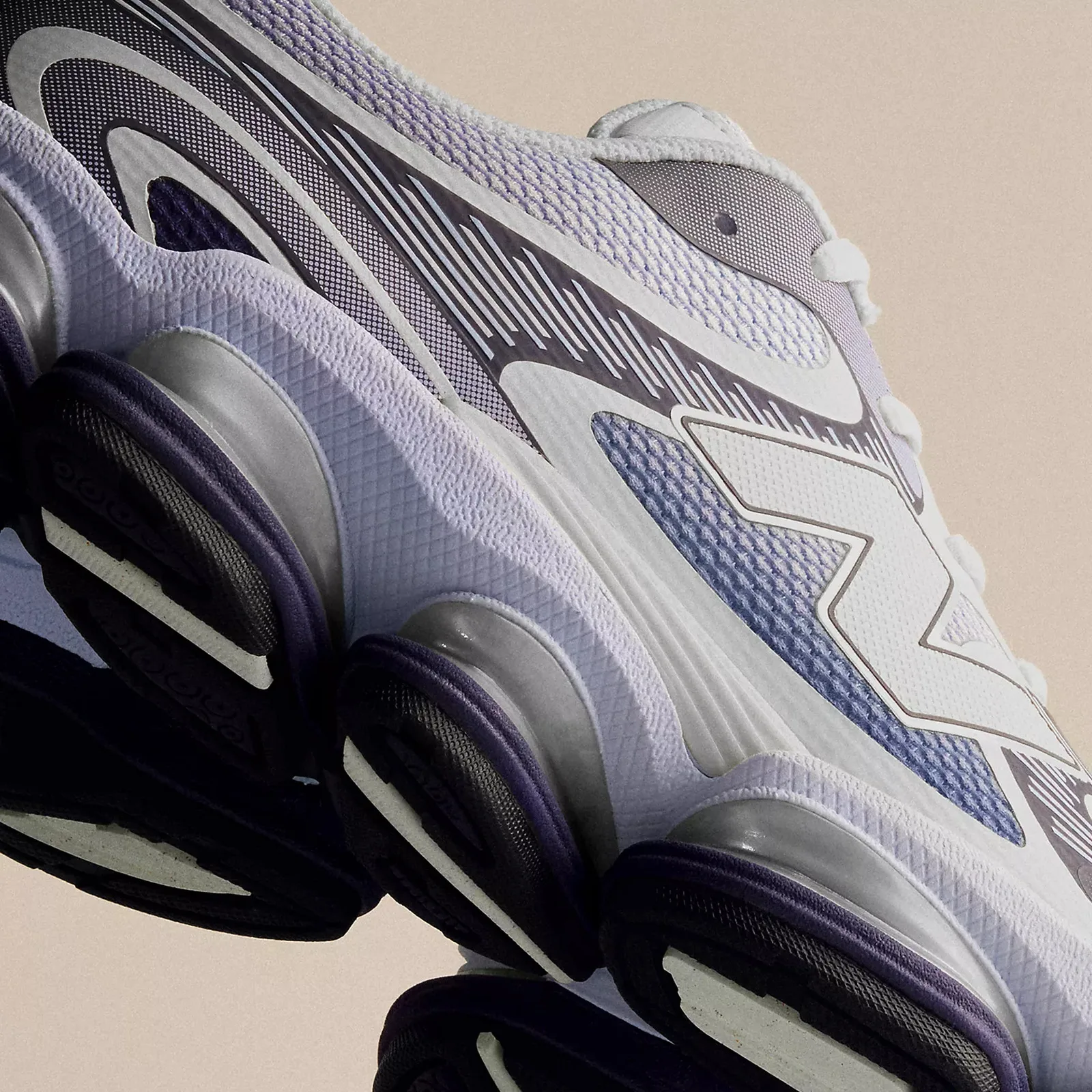 9 giày chạy bộ Nike, Adidas, New Balance đang giảm giá mạnh