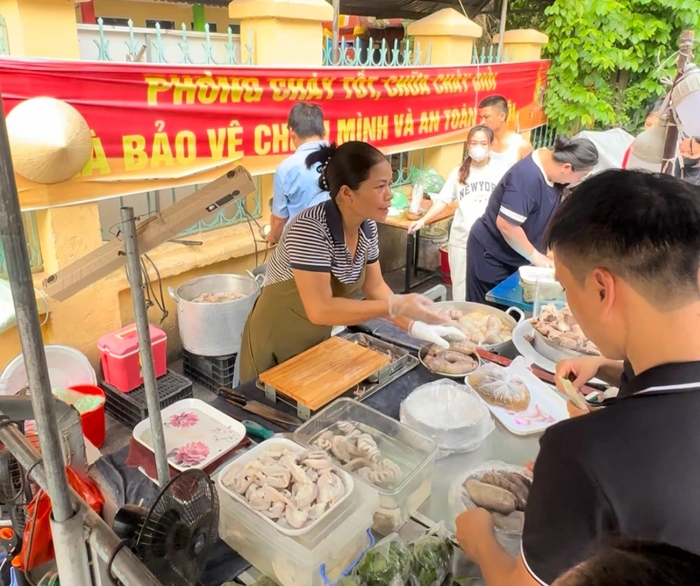 Những tiểu thương ăn đường phố gắn bó hàng chục năm