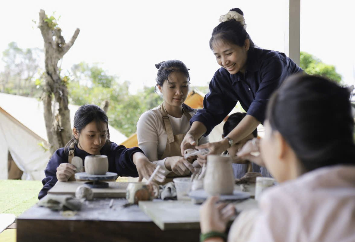 Từ đất sét đến vải: thủ công truyền thống nuôi dưỡng sáng tạo của trẻ