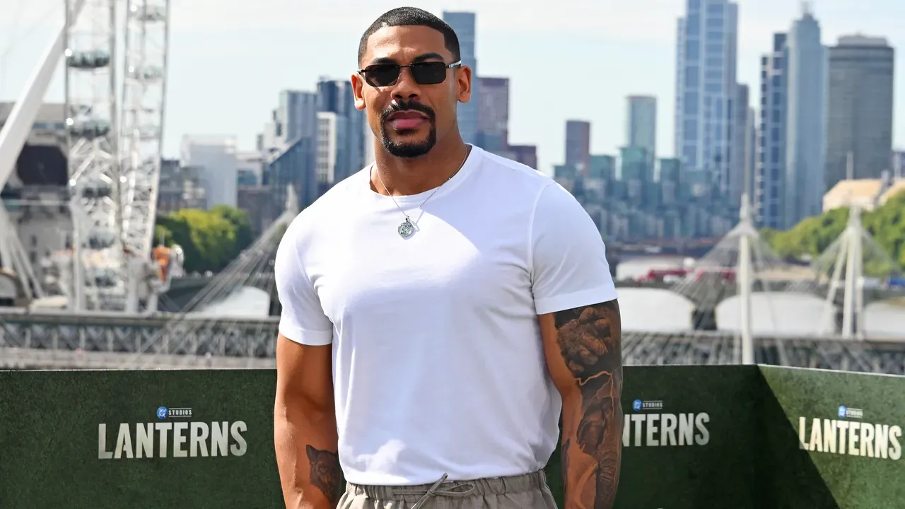 How Actors Style the Basics: T-Shirt and Blazer Formulas That Work