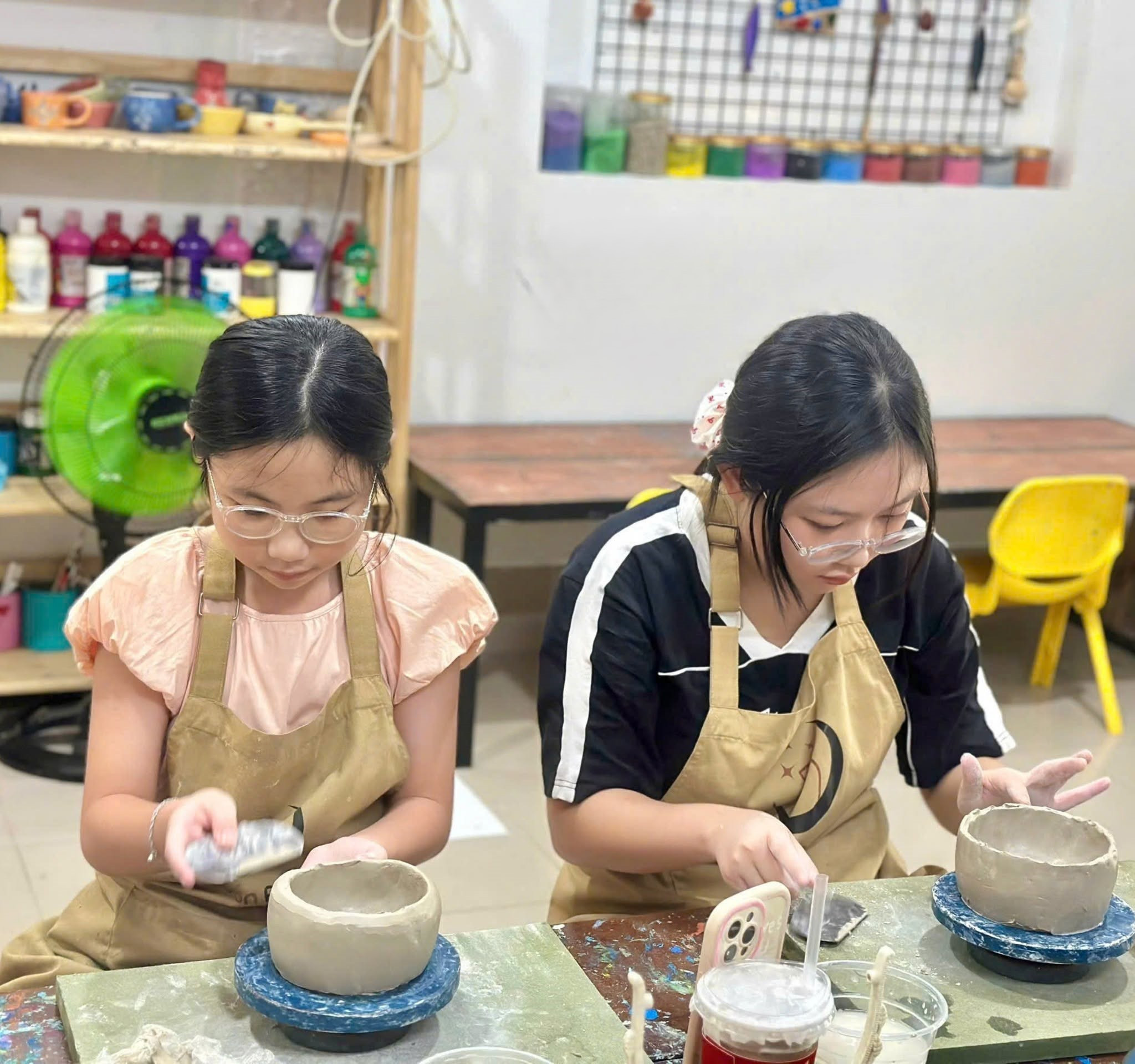 Từ đất sét đến vải: thủ công truyền thống nuôi dưỡng sáng tạo của trẻ