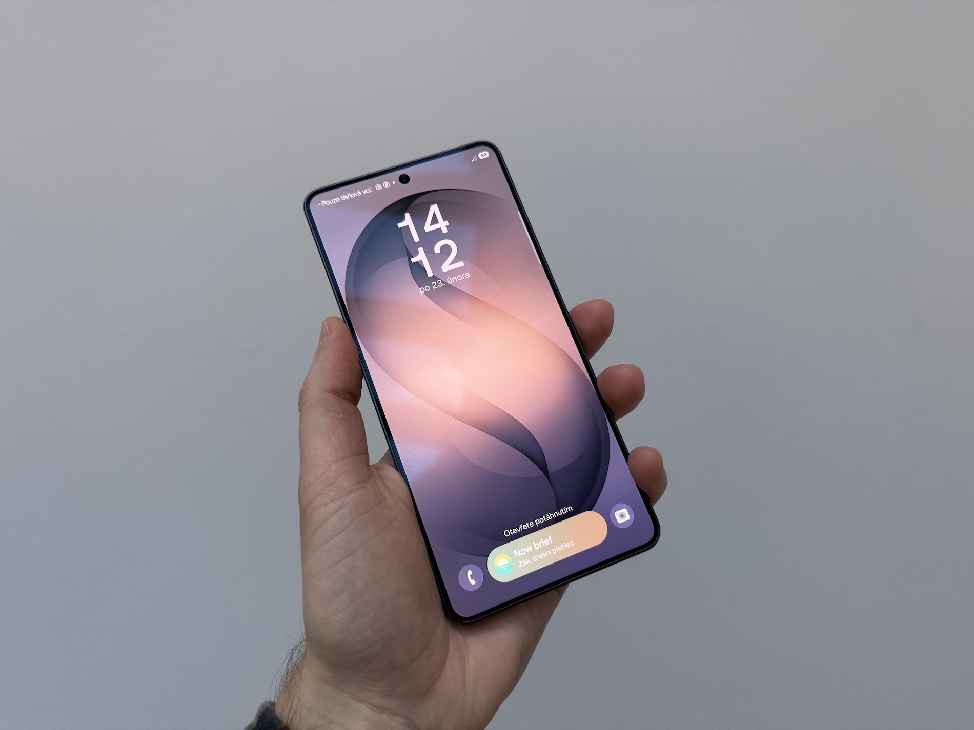 Galaxy S26 Ultra màn hình tím đỏ: Samsung lên lịch sửa và bài học cho người dùng
