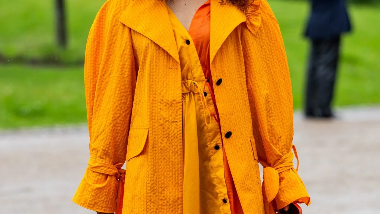 The Layering Formula That Works from Summer Heat to Autumn Chill