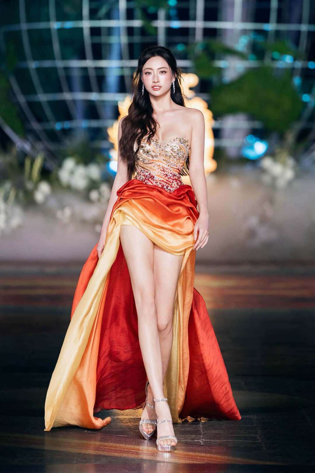 Cú ngã trên sàn catwalk: bản lĩnh chuyên nghiệp của Lương Thùy Linh