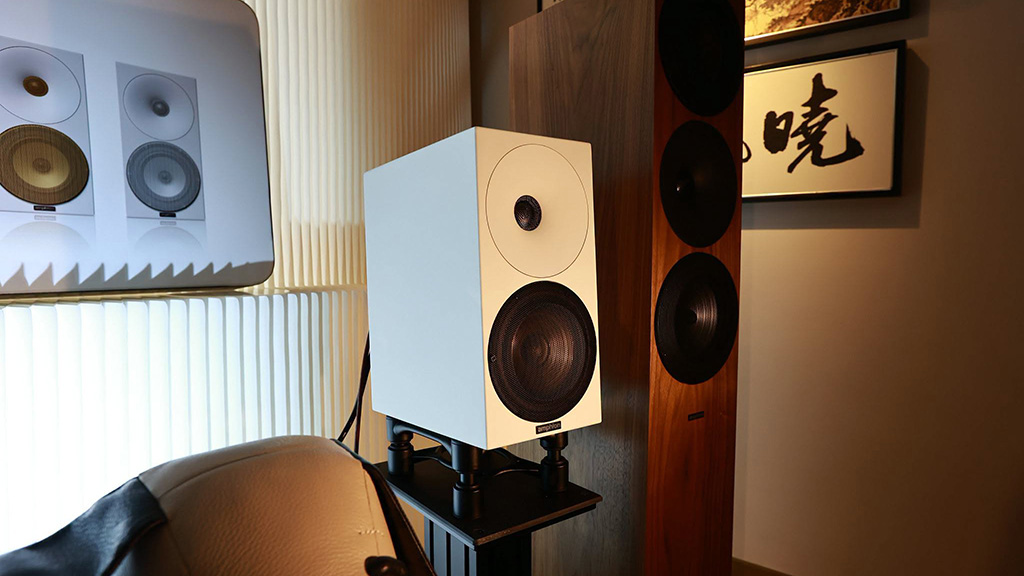 Amphion A15 vs Teufel ULTIMA 25 AKTIV 2: chọn loa chủ động bookshelf cho phòng nghe nhạc chuẩn phòng thu