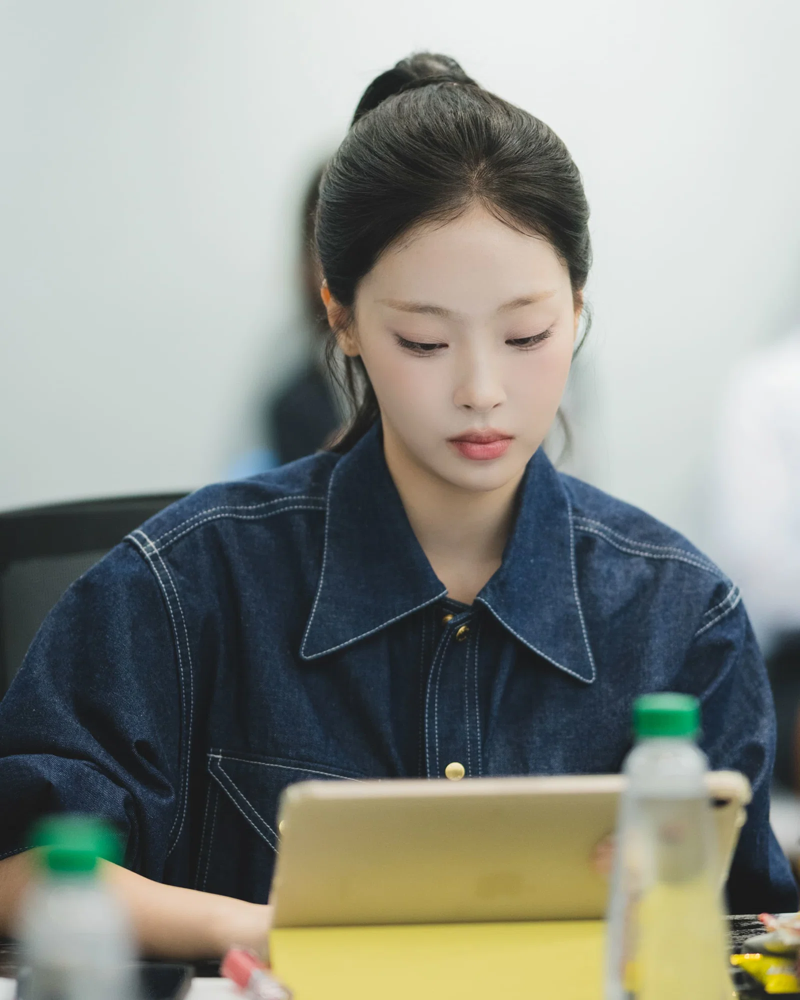 Netflix Công Bố Dàn Diễn Viên Mới Cho Rom-com Thanh Xuân 'Đừng Vượt Qua Bức Tường'