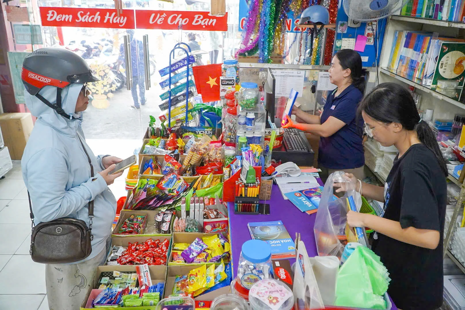 Sách giáo khoa khan hiếm trước khai giảng: Thiếu cục bộ hay lỗ hổng dự báo?
