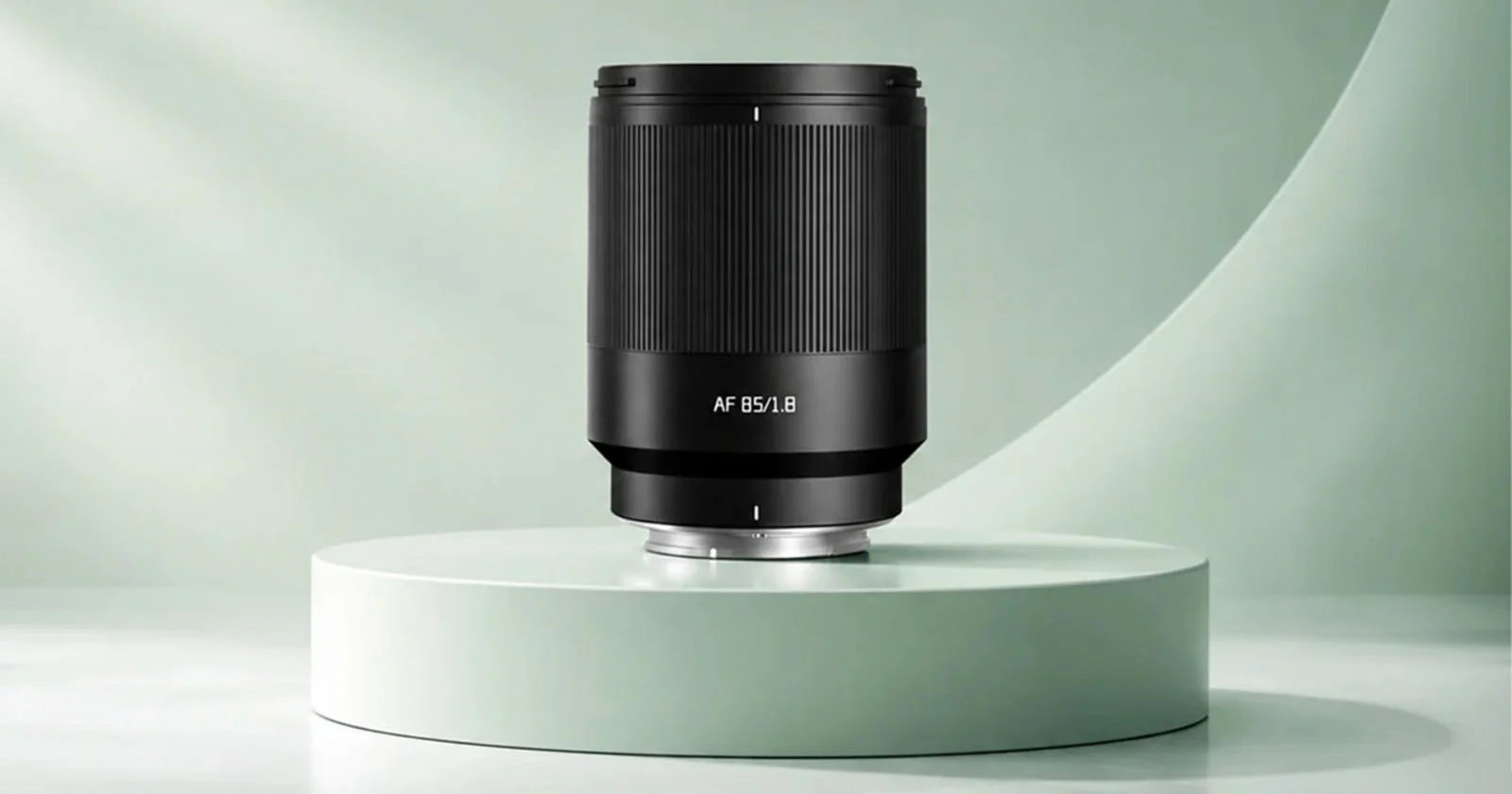 Ống kính prime tự động giá rẻ: TTArtisan 85mm f/1.8 vs 7Artisans 40mm f/2.5