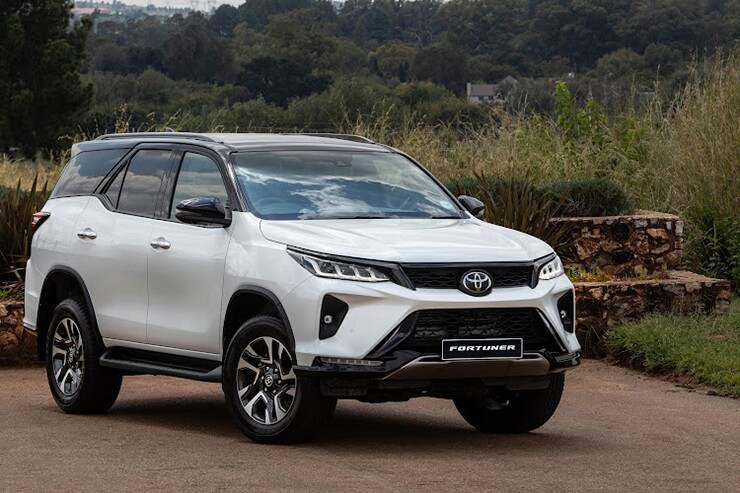 Toyota Fortuner: Động cơ Euro 5, công nghệ an toàn mới và giá lăn bánh
