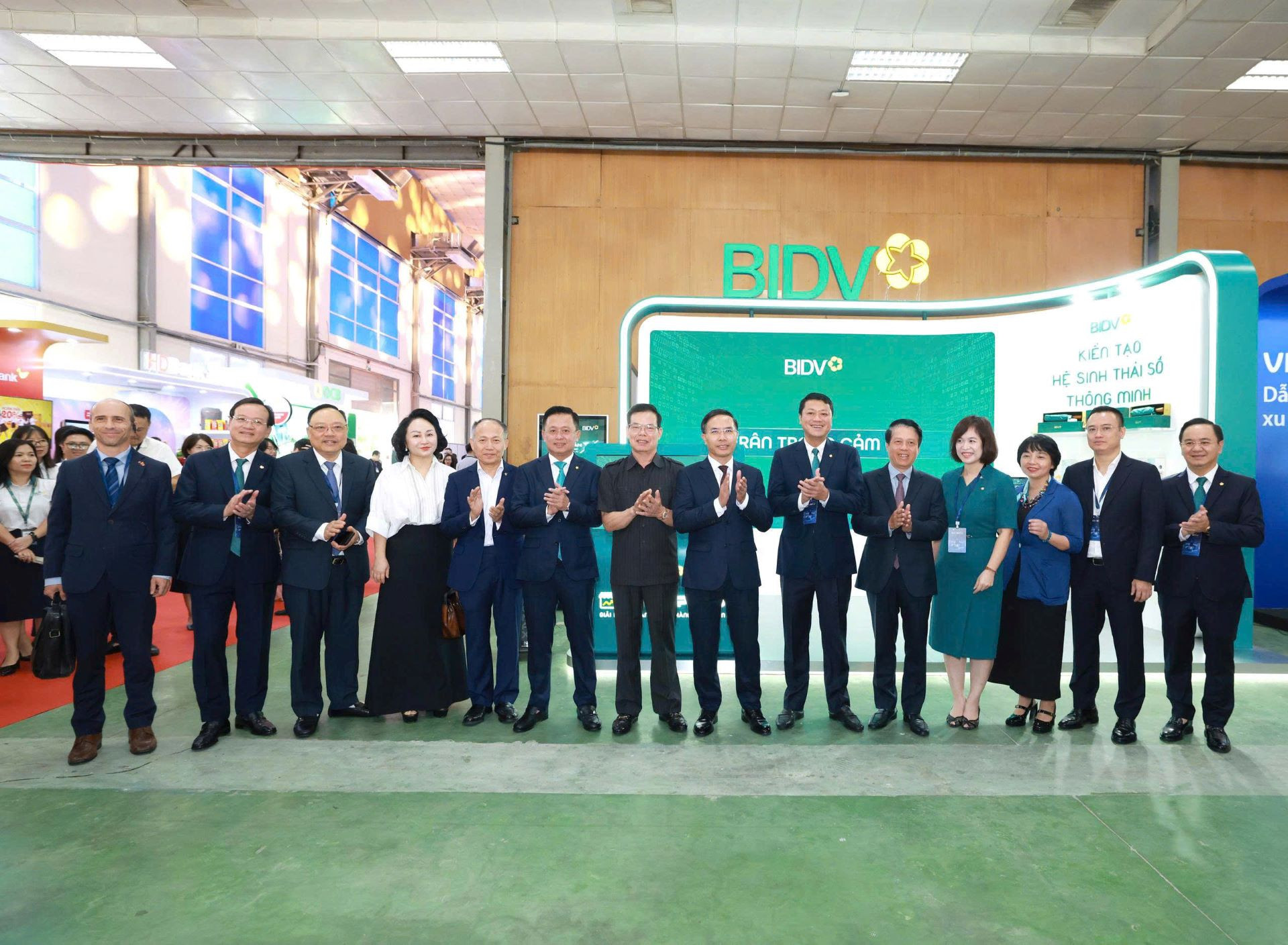 Ngân hàng AI-First: Cuộc đua xây dựng hệ sinh thái số
