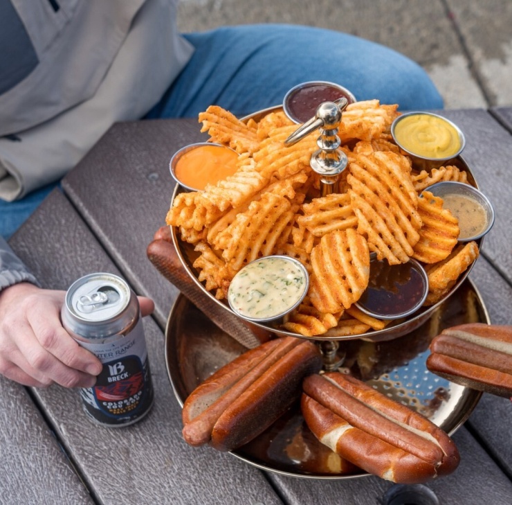 Hot dog phủ lá vàng 24K và cuộc nổi dậy của fine dining bình dân