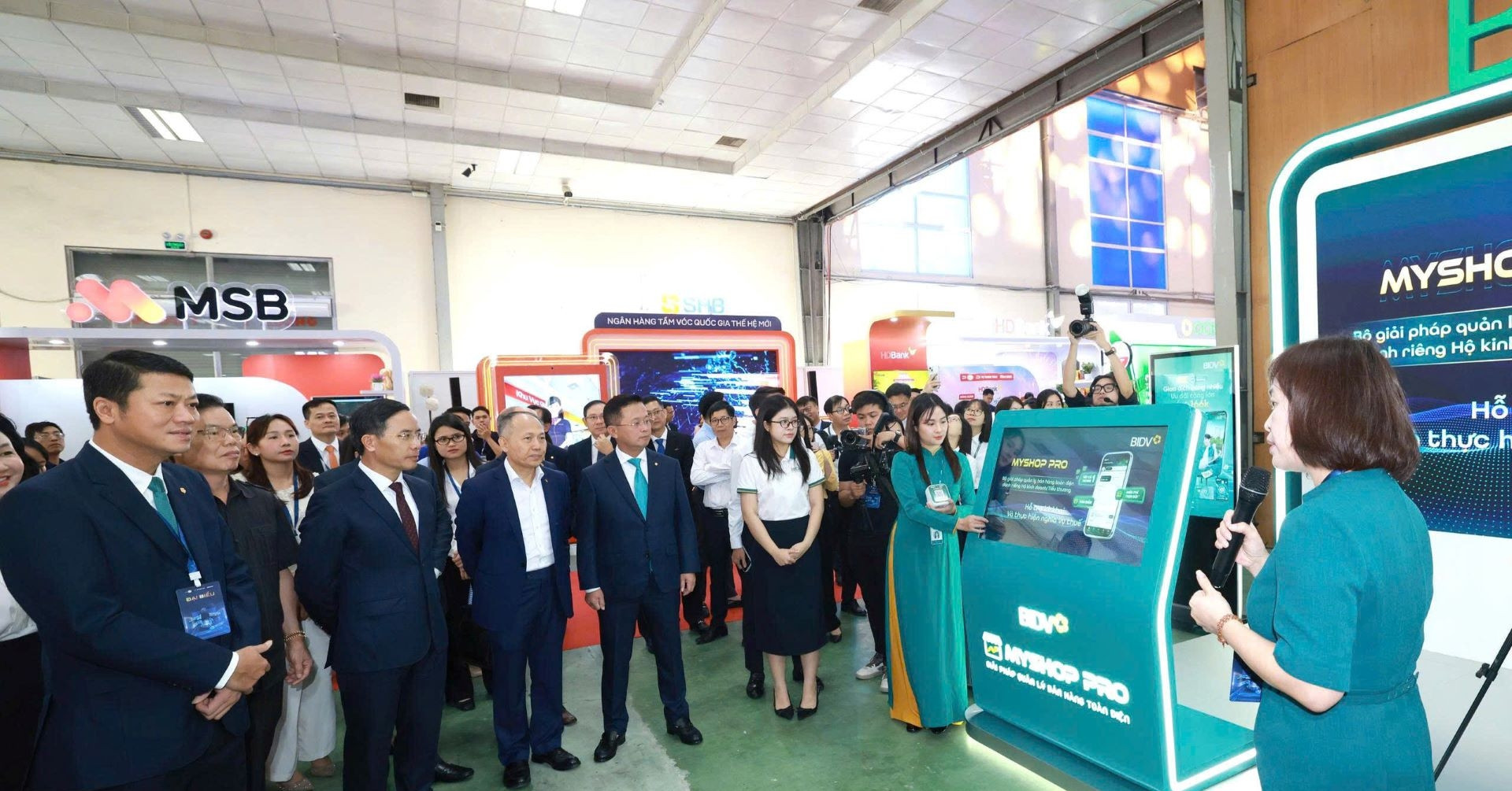 Ngân hàng AI-First: Cuộc đua xây dựng hệ sinh thái số