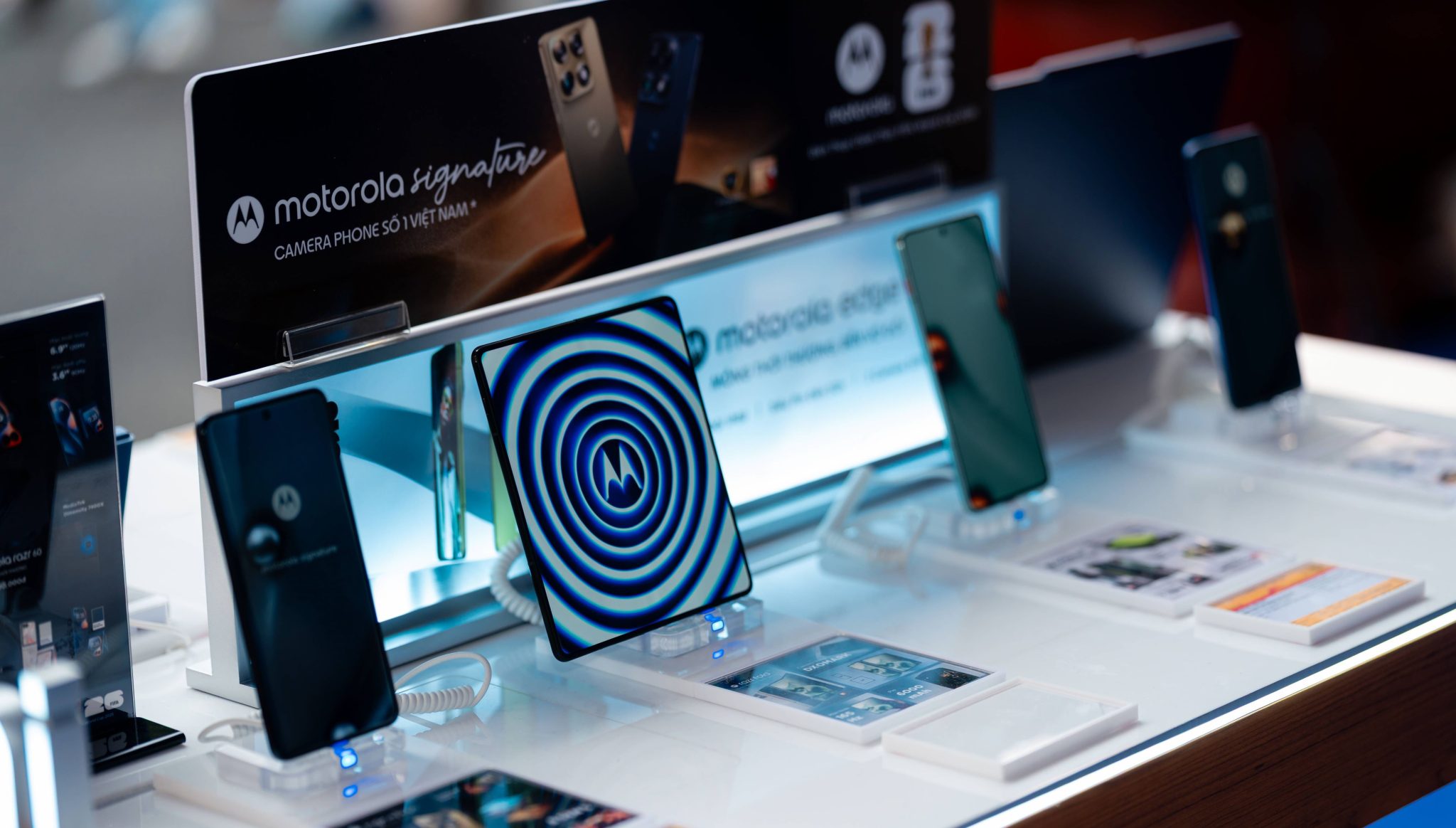 Motorola Razr Fold gập dọc: có đáng nâng cấp từ flagship thường?