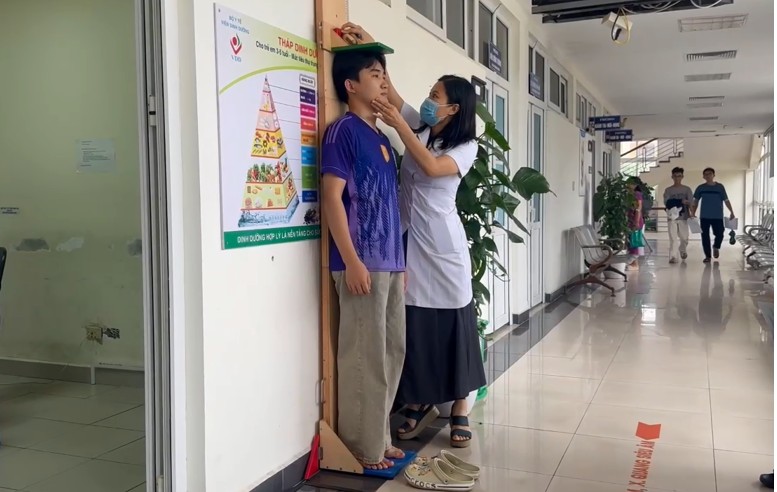 Nữ trí thức trong phòng thí nghiệm và bàn làm chính sách