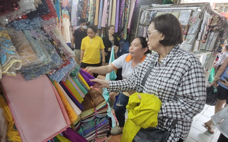 Vì sao người Việt phải bay ra nước ngoài mua hàng Made in Vietnam giá rẻ?