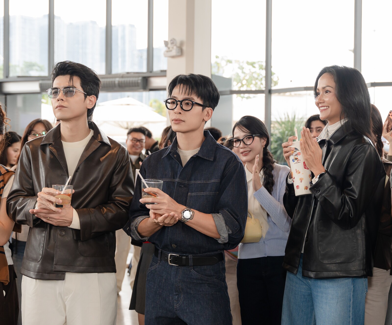 Y2K phục hưng: Tommy Jeans và UNIQLO định hình lại phong cách hoài cổ