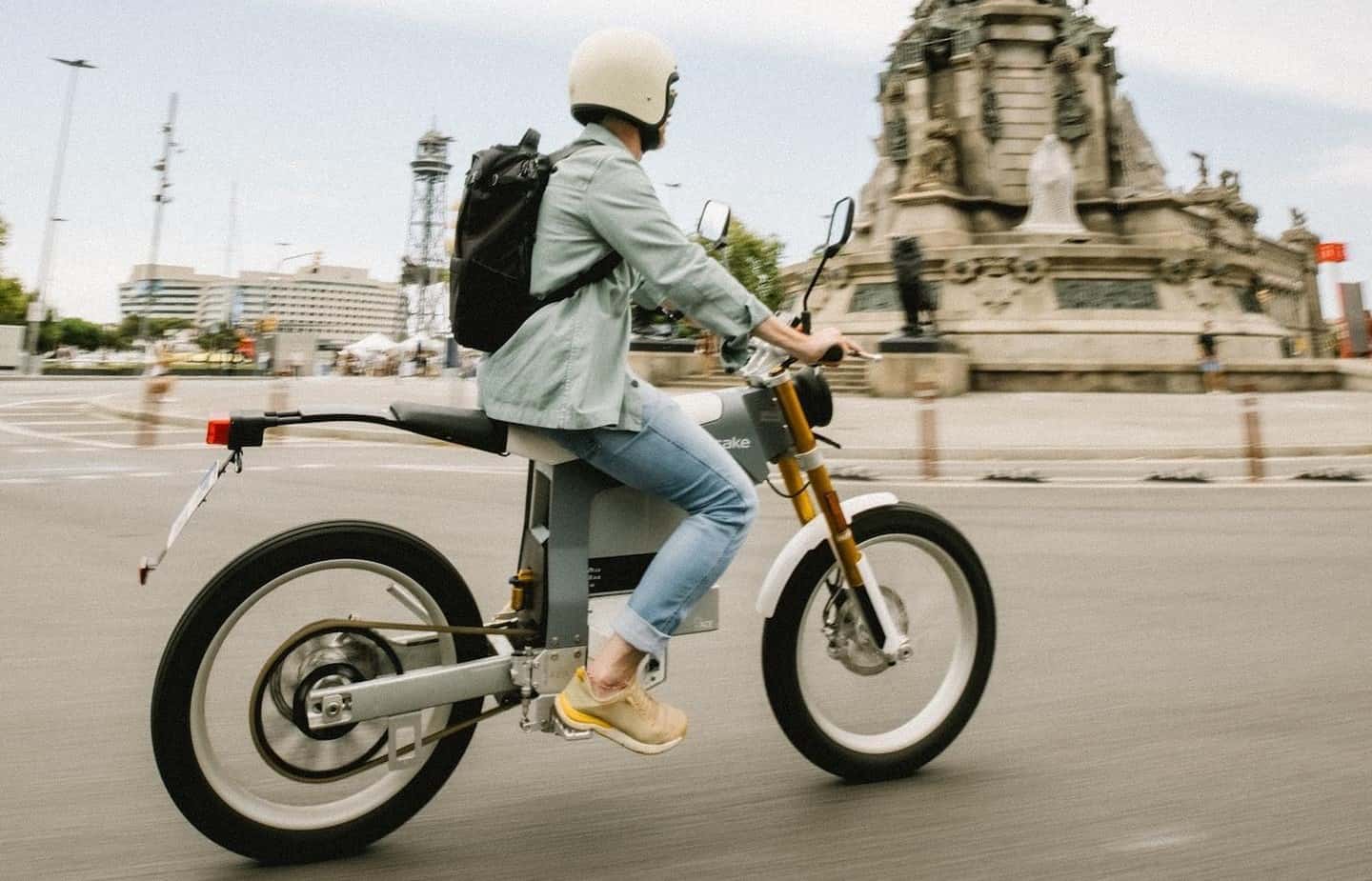 The Sockless Sneaker Formula for Polished Warm-Weather Style