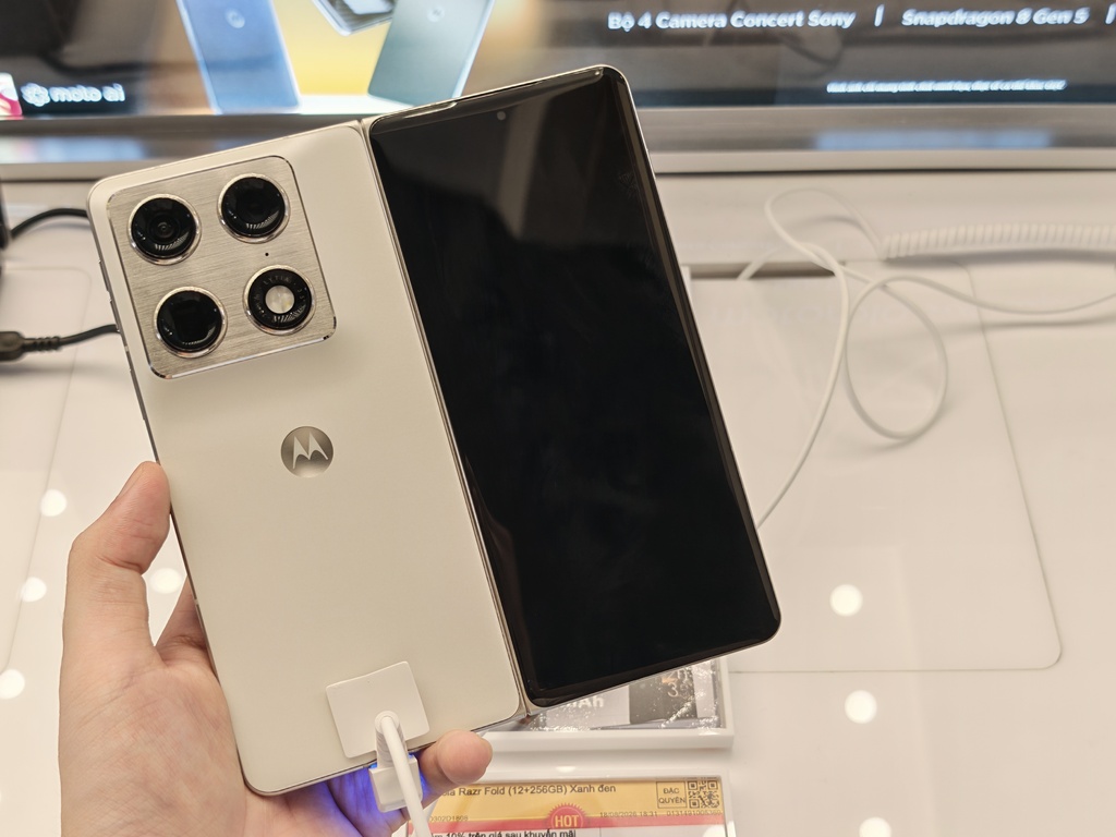 Motorola Razr Fold gập dọc: có đáng nâng cấp từ flagship thường?