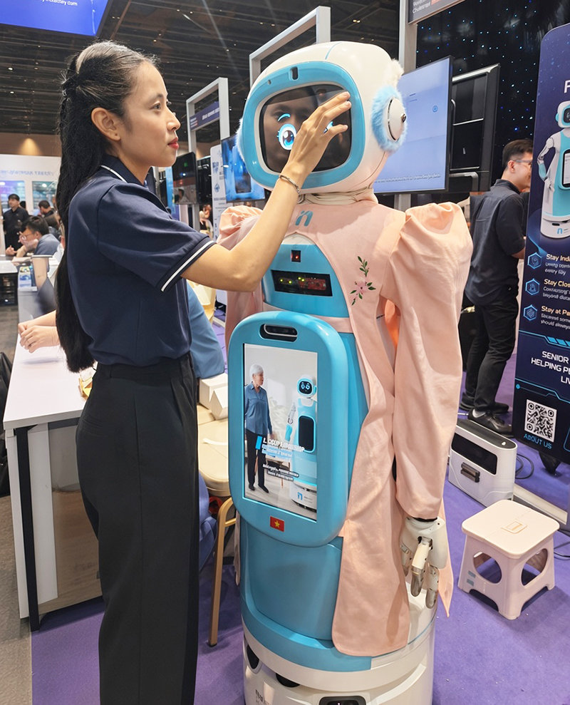 Robot HealthMate và bước ngoặt AI trong chăm sóc người cao tuổi