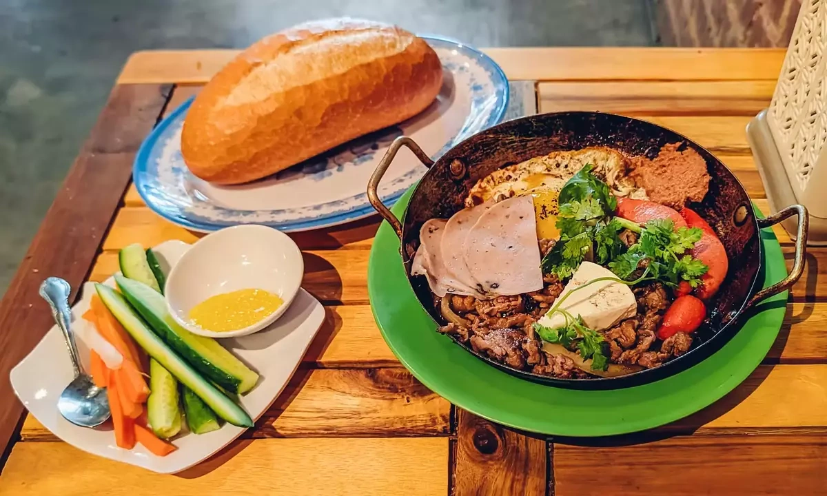 Bánh mì chảo và phở Việt: từ vỉa hè đến hàng dài toàn cầu