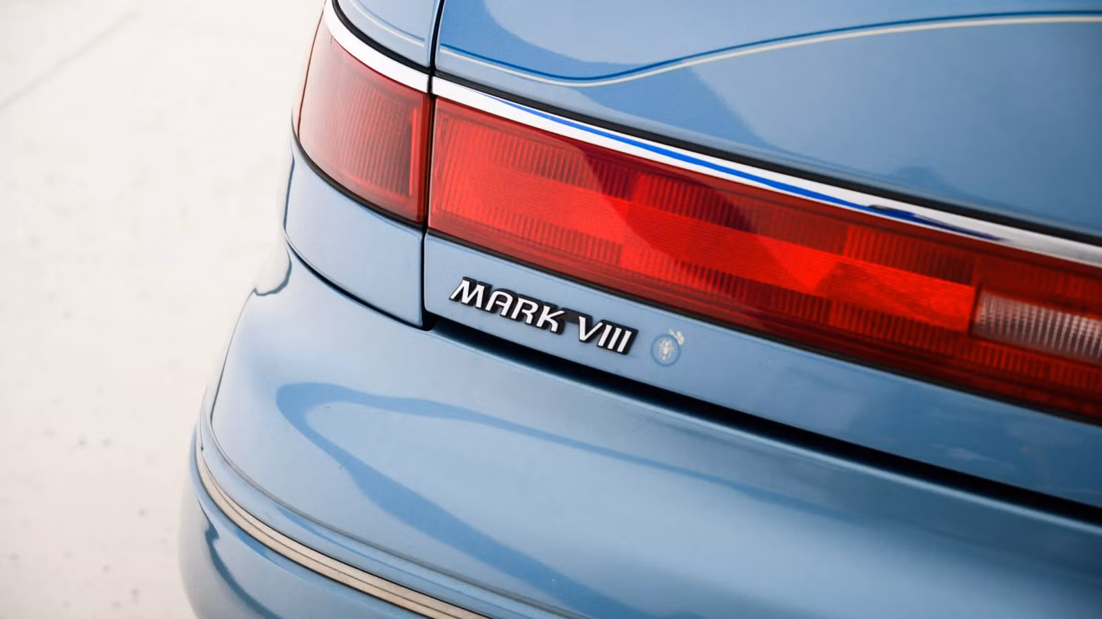 Luxury Coupes Under loading=