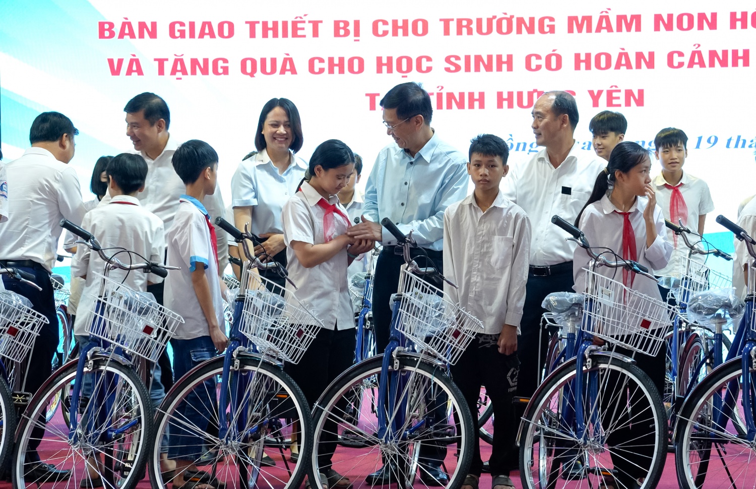 Các tập đoàn lớn trao tặng thiết bị, thu hẹp khoảng cách số ở nông thôn