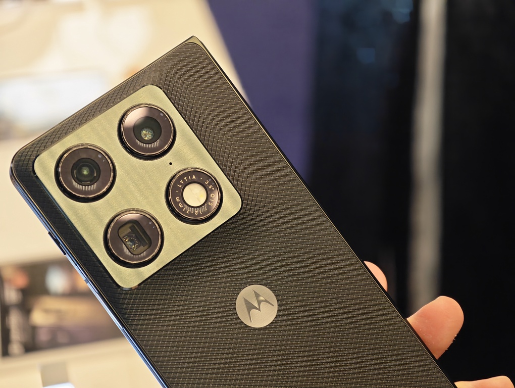 Motorola Razr Fold gập dọc: có đáng nâng cấp từ flagship thường?
