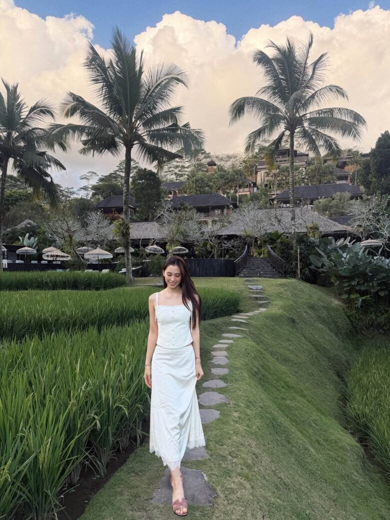 Bí quyết trang điểm như không: tôn nét tự nhiên như Tiểu Vy