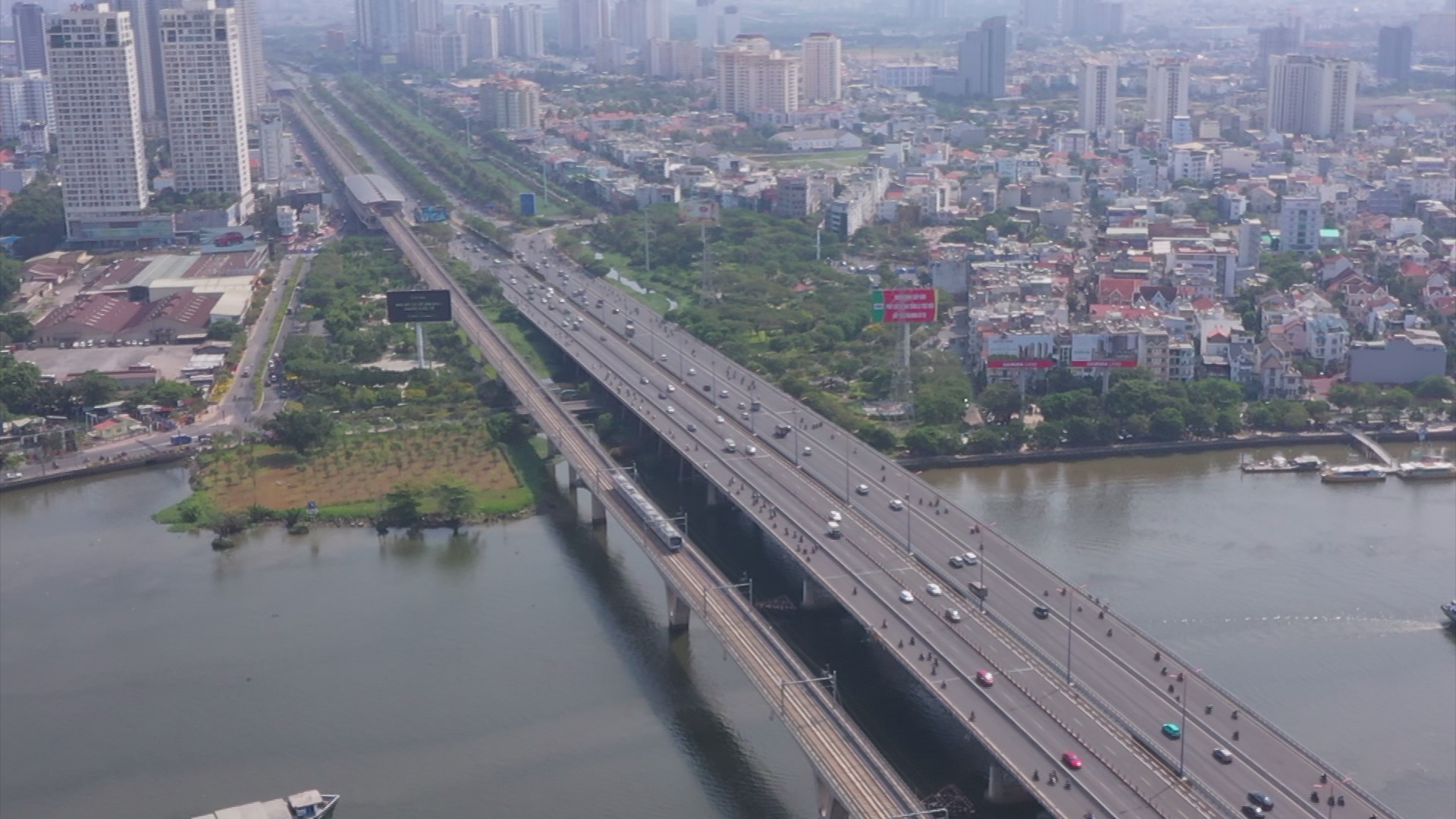 TP.HCM xanh hóa giao thông công cộng: metro 187km và xe buýt sạch dẫn đường
