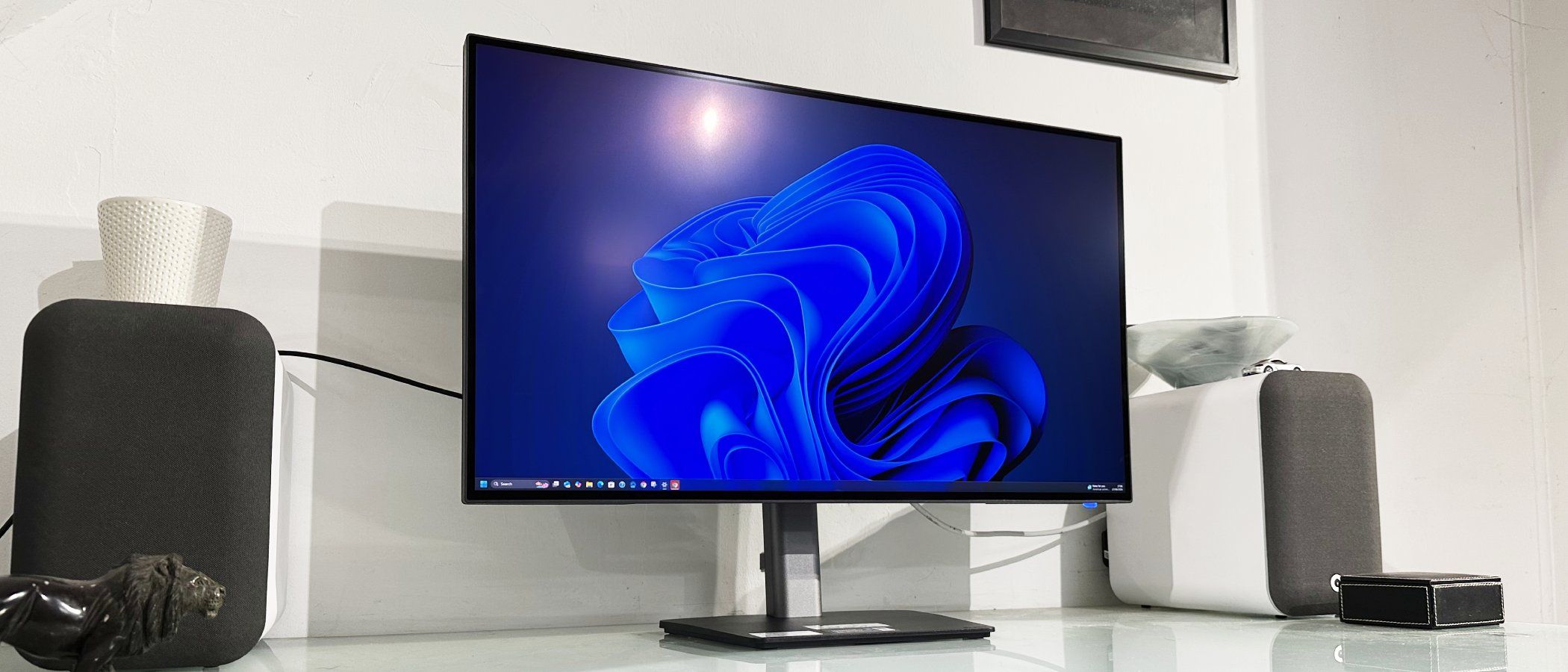 Màn hình OLED vs IPS Black 2.0: chọn gì cho bàn làm việc sáng tạo?