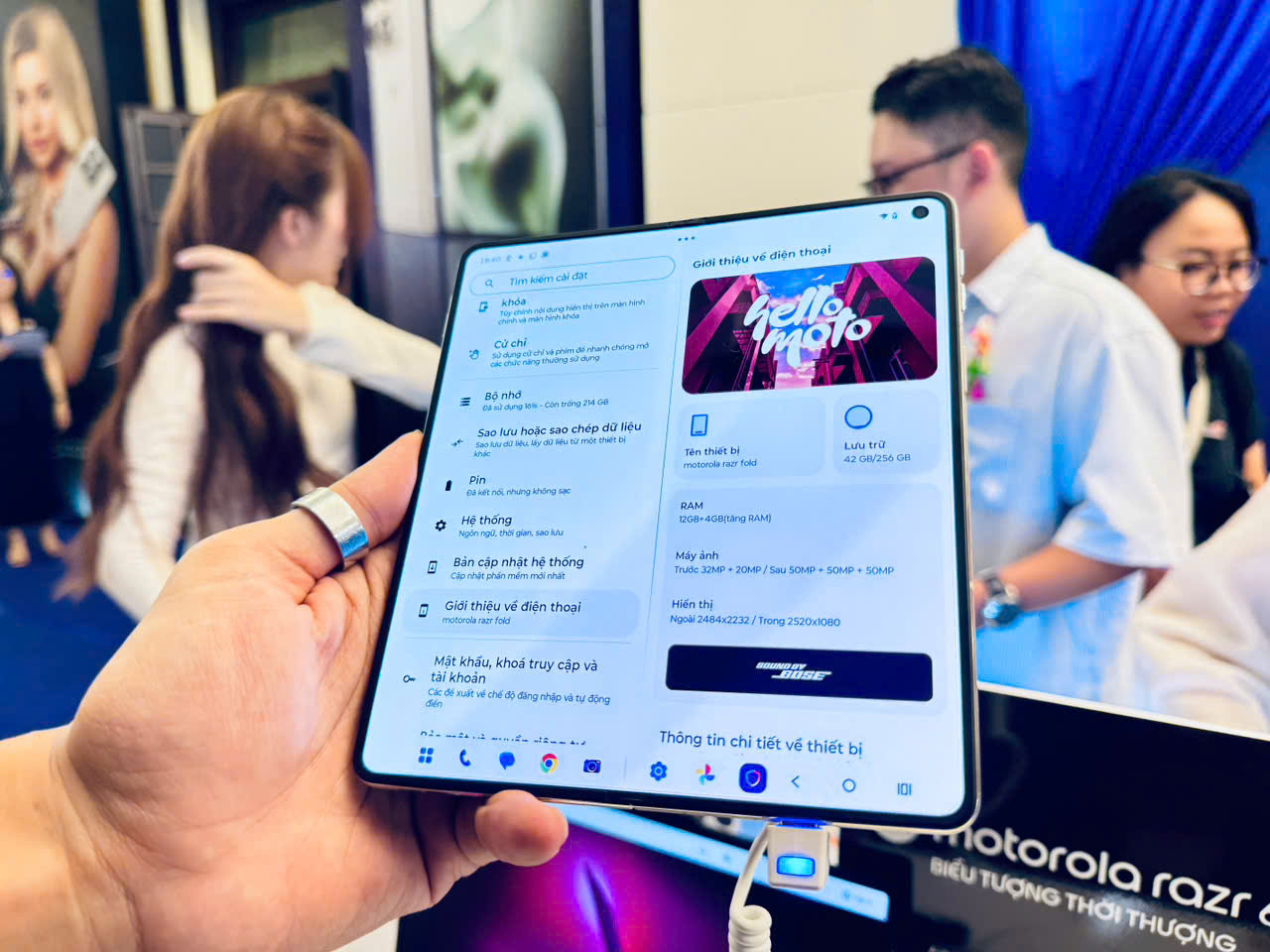 Motorola Razr Fold gập dọc: có đáng nâng cấp từ flagship thường?