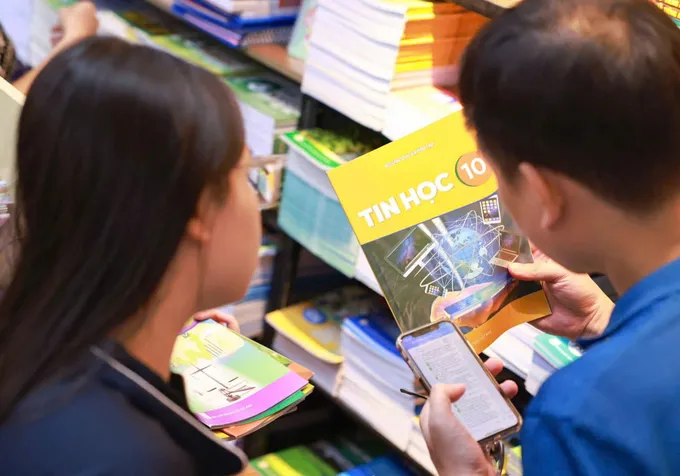 Phụ huynh 'săn' sách giáo khoa trước năm học mới: Nghịch lý và lối thoát