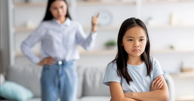 Khi cha mẹ bận rộn phớt lờ cảm xúc con và cái giá lo âu phải trả