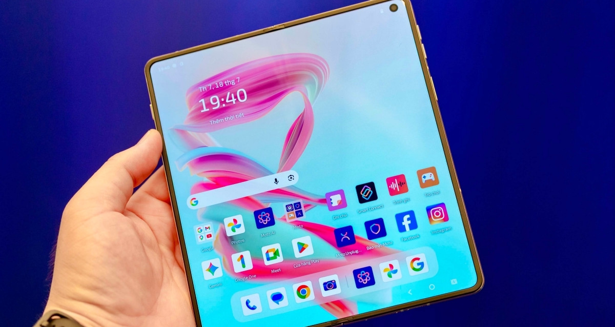 Motorola Razr Fold: màn hình gập gần 50 triệu có đáng tiền?