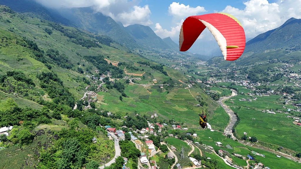 Bay dù lượn trên mùa vàng Mường Hoa: lý do Sa Pa nâng tầm mùa thu