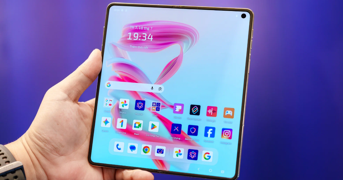 Điện thoại gập AI: Cuộc đua trợ lý số của Samsung, Apple và Motorola