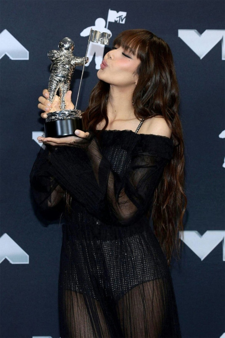 Lisa lập kỷ lục MTV VMA, BTS trở lại đường đua giải lớn
