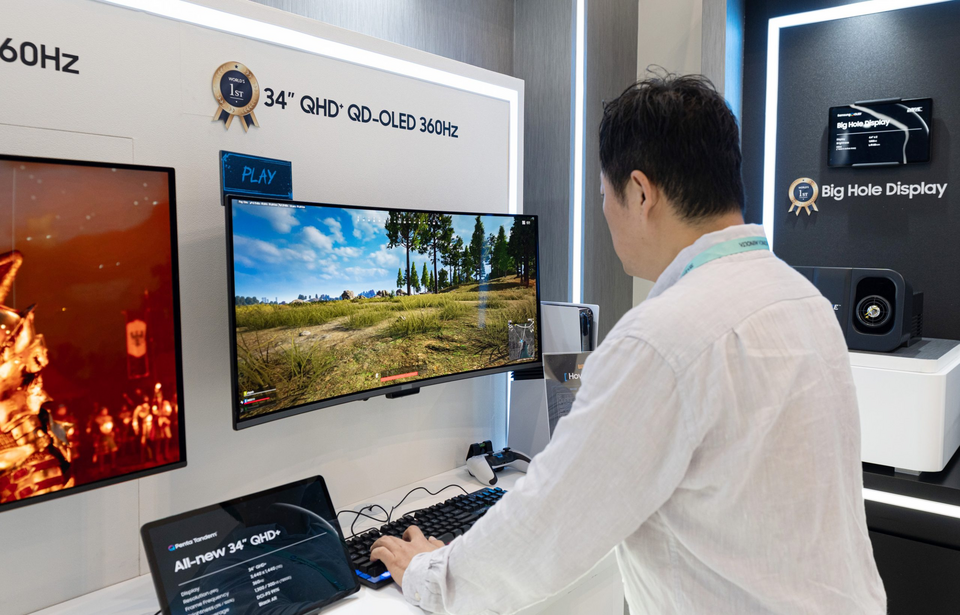 Màn Hình Laptop OLED 300Hz Samsung: Cú Bẻ Lái Định Nghĩa Lại Gaming Cao Cấp