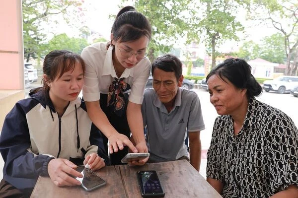 Phong trào ‘Bình dân học vụ số’: từ làng xóm lên không gian mạng