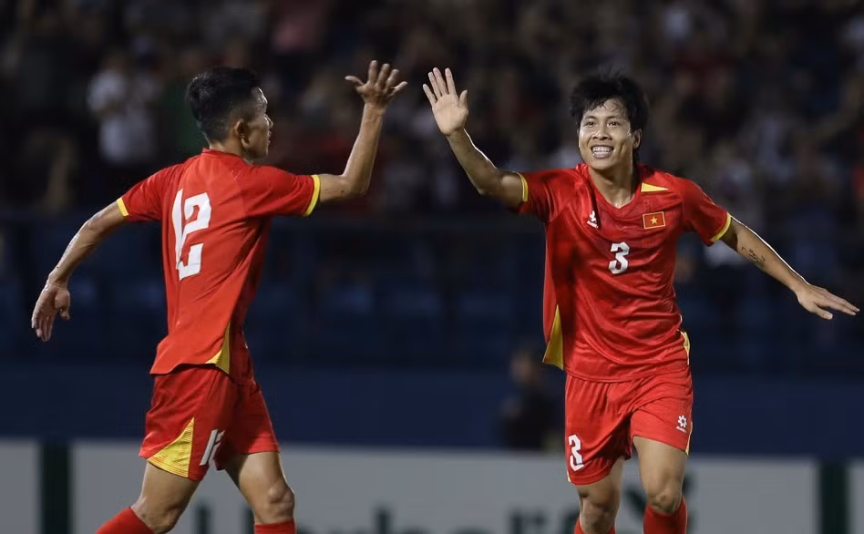 Cổ động viên Việt Nam kéo quân sang Thái xem chung kết ASEAN Cup