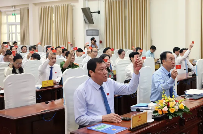 Miễn phí sách giáo khoa lan rộng: Cần Thơ và Cà Mau dẫn đầu hỗ trợ học sinh yếu thế