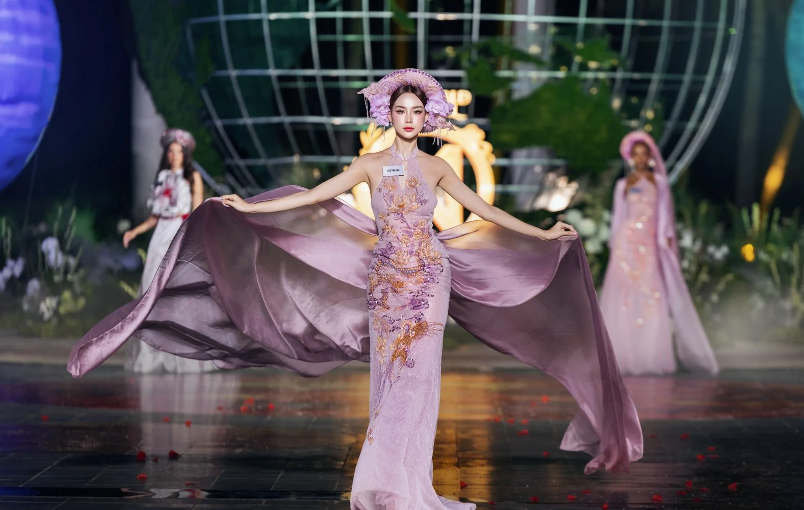111 thí sinh Miss World trình diễn thời trang truyền thống tại biển Đồ Sơn