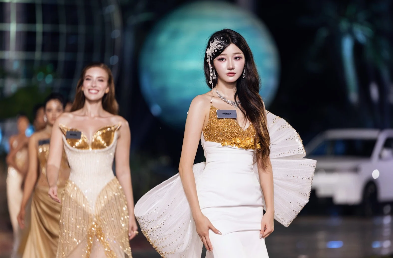 111 thí sinh Miss World trình diễn thời trang truyền thống tại biển Đồ Sơn