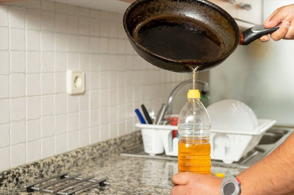 Dầu ăn hỏng không chỉ vì mùi: 5 thói quen bảo quản sai lầm bạn cần bỏ ngay