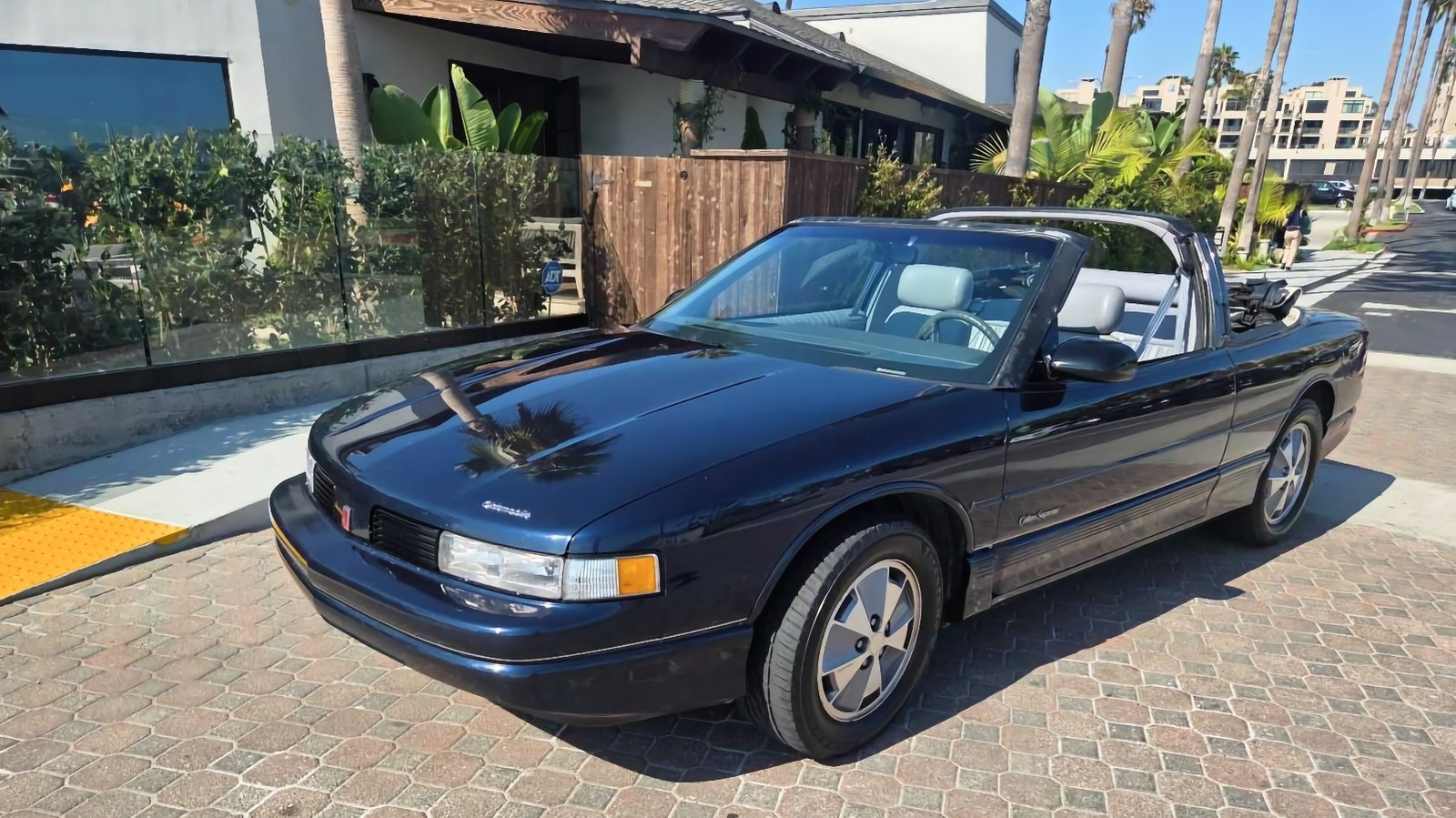 Luxury Coupes Under loading=