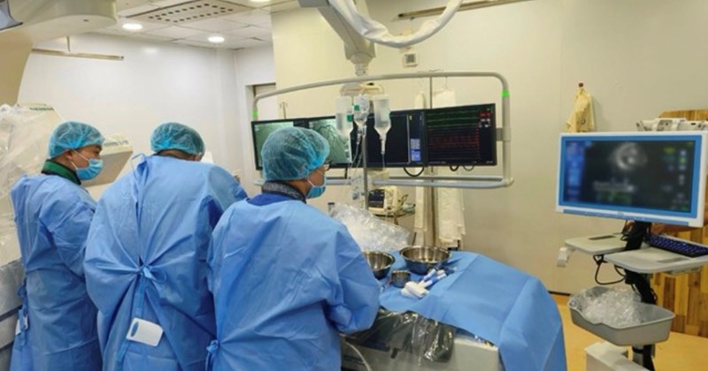 Can thiệp tim mạch phức tạp: Khi công nghệ và bác sĩ Việt Nam cứu trái tim bên bờ vực