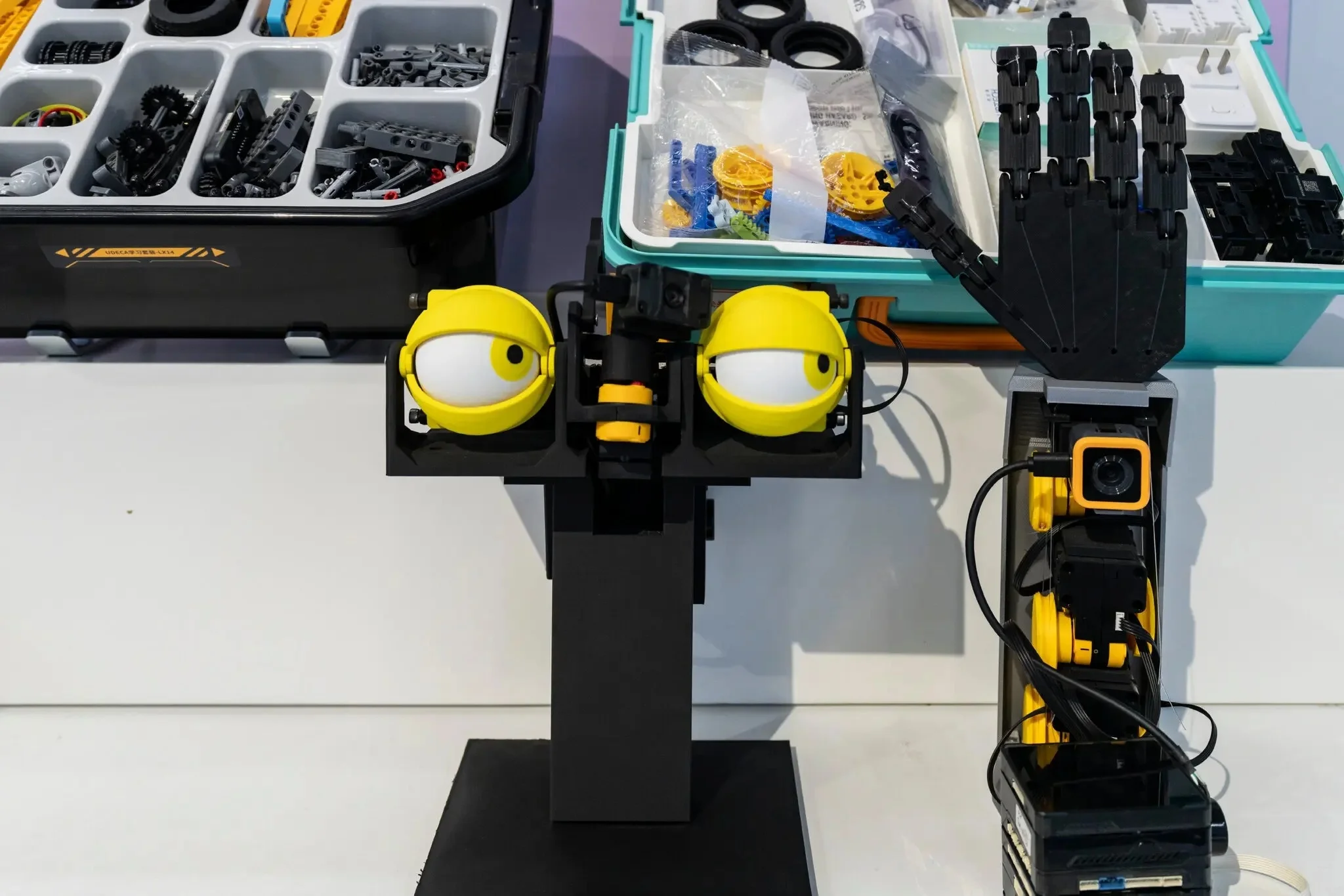 Robot hình người vào nhà hàng: món hời hay trò PR đắt đỏ?